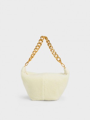 τσάντα hobo Charles And Keith Daki Chain Handle Furry κρέμα | 57301-FOPW
