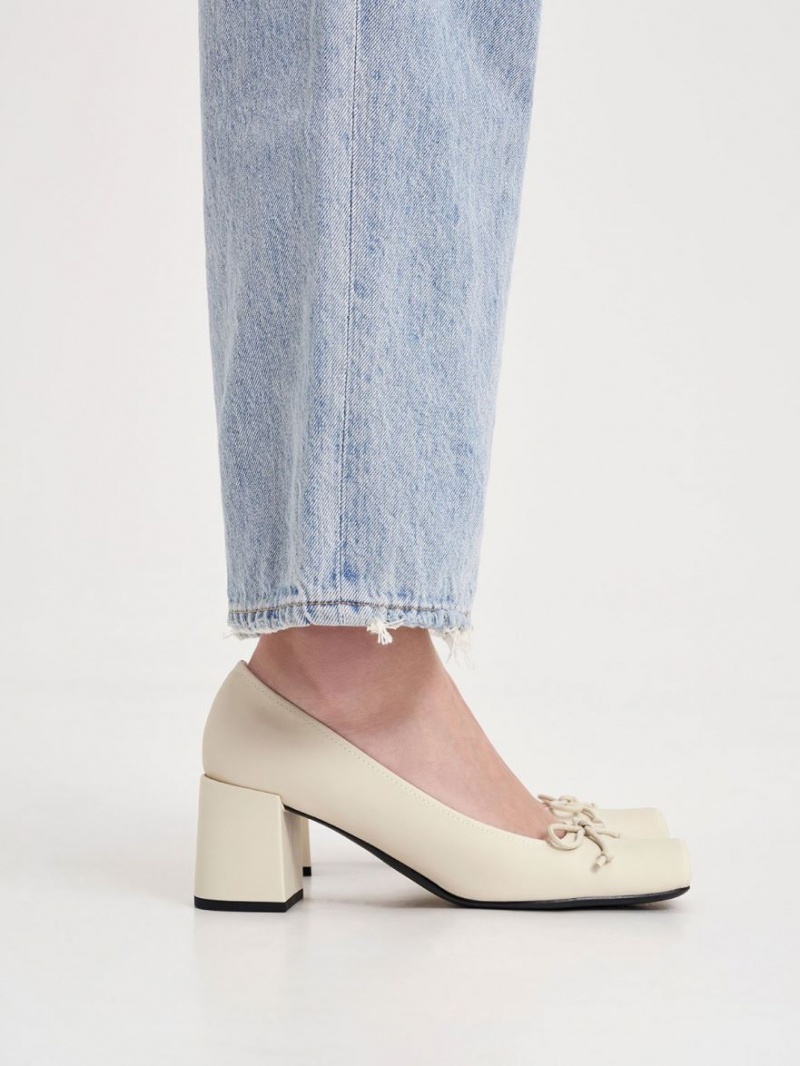Γοβεσ Charles And Keith Bow Square-toe κρέμα | 42607-TKHW