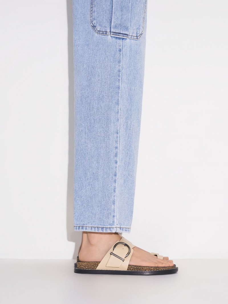Σανδαλια Charles And Keith Metallic πόρπης toe-Ring Μπεζ | 45803-NHGR