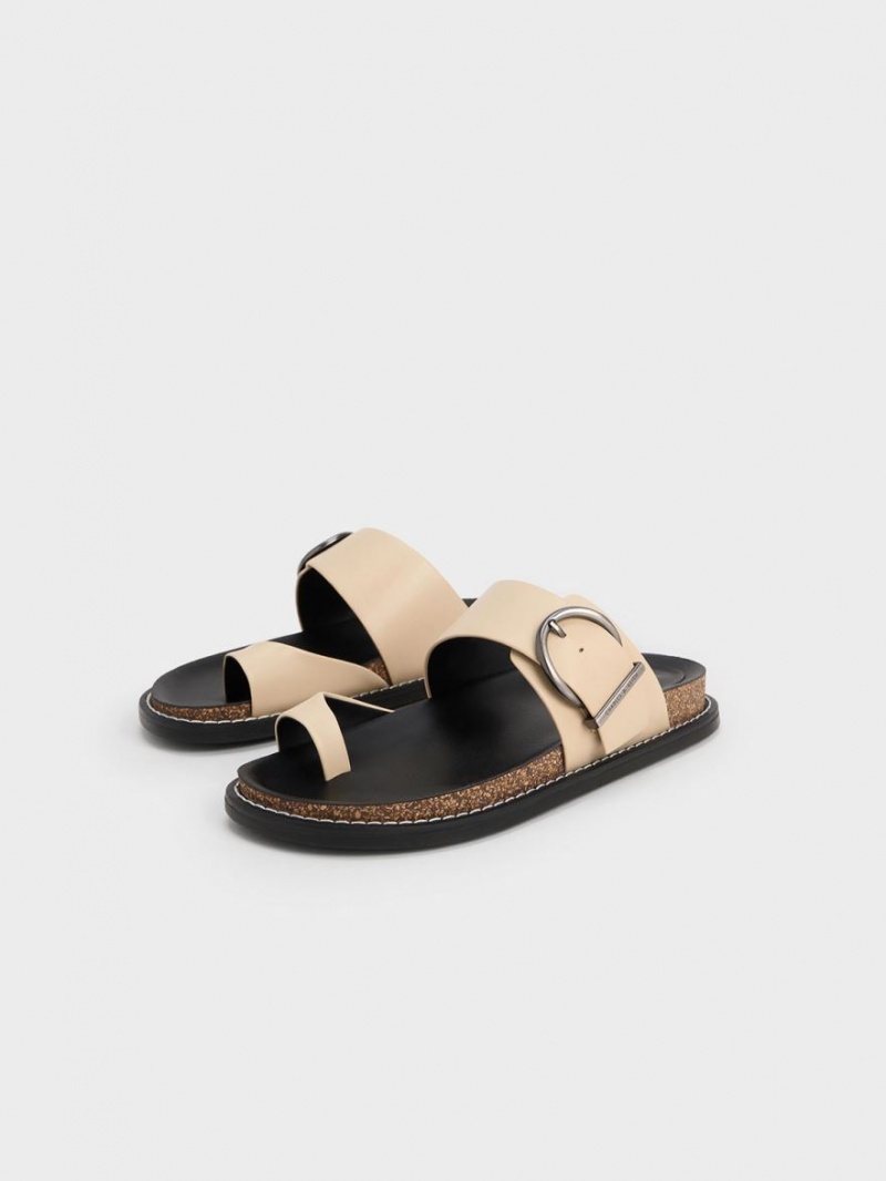 Σανδαλια Charles And Keith Metallic πόρπης toe-Ring Μπεζ | 45803-NHGR