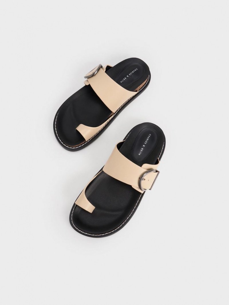 Σανδαλια Charles And Keith Metallic πόρπης toe-Ring Μπεζ | 45803-NHGR