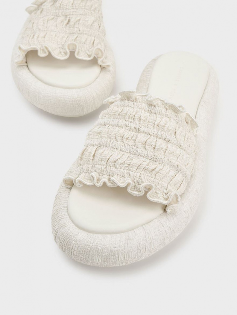 Σαγιοναρεσ Charles And Keith Nuala Ruched Flatforms κρέμα | 59423-AMJP