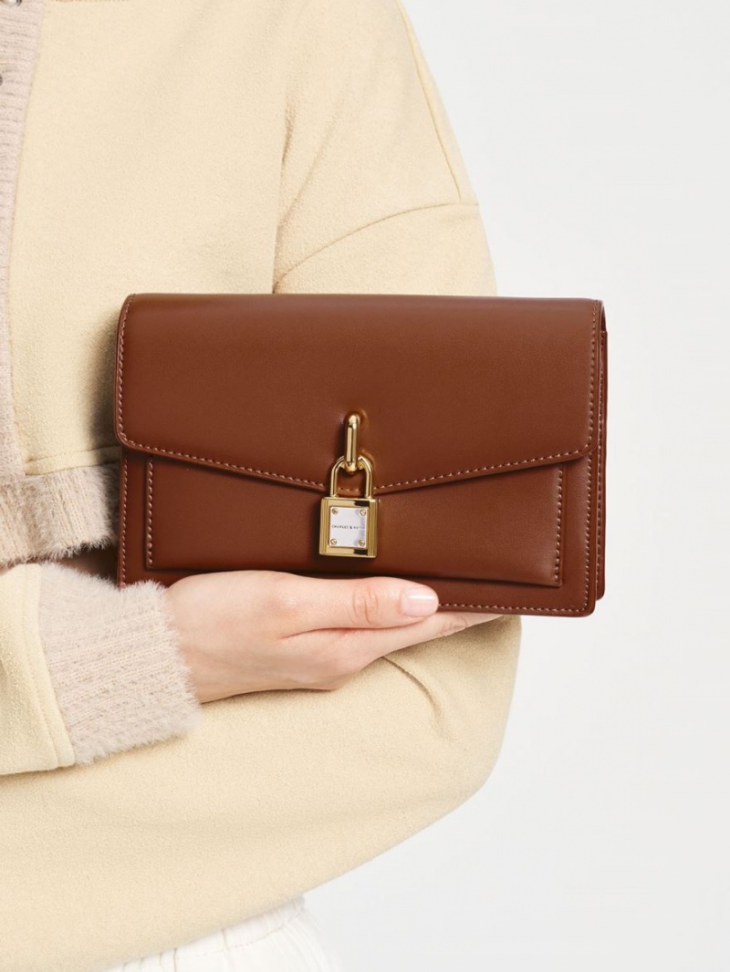 τσάντεσ χιαστί Charles And Keith Padlock Envelope σοκολάτα | 01287-UXMK