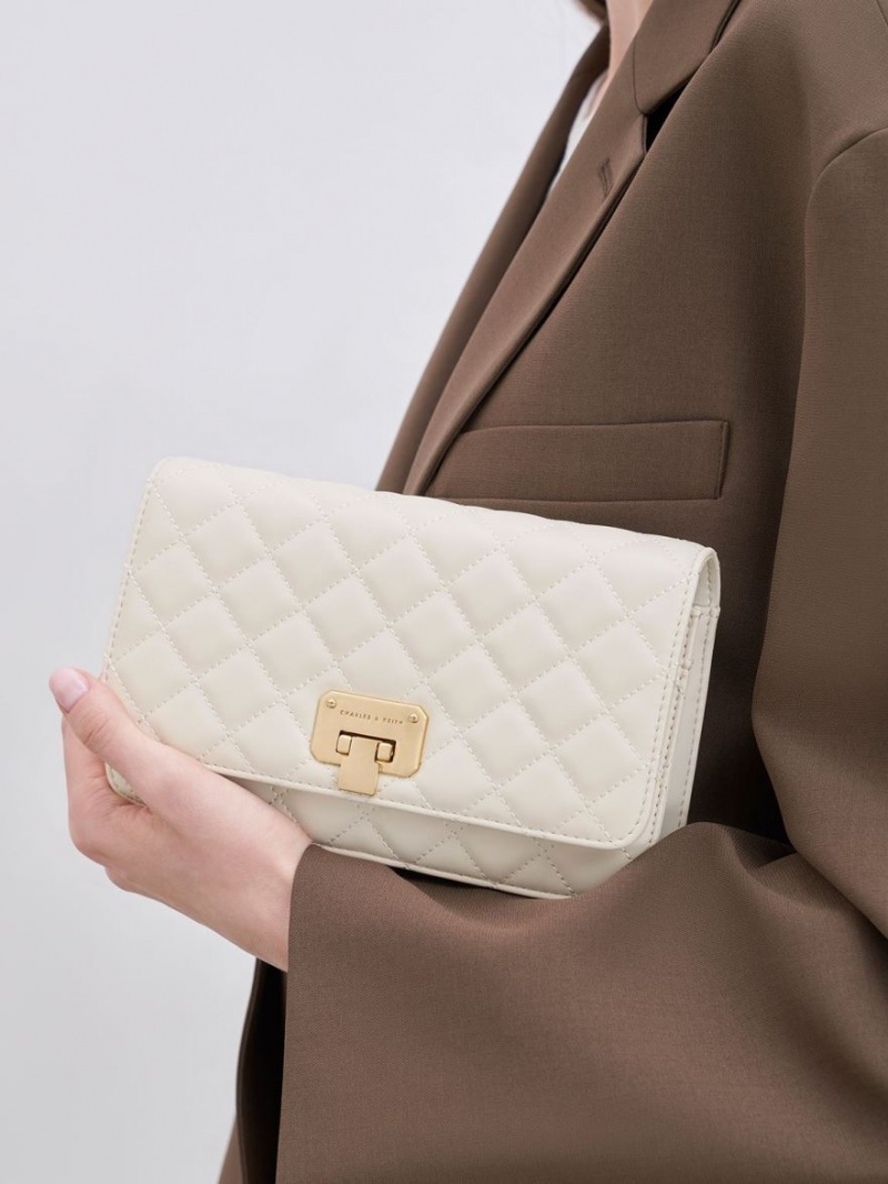 τσάντα clutch Charles And Keith Καπιτονέ Push-Lock κρέμα | 90128-HOKS