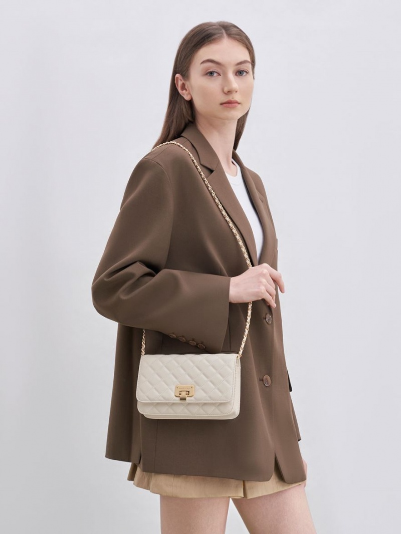 τσάντα clutch Charles And Keith Καπιτονέ Push-Lock κρέμα | 90128-HOKS