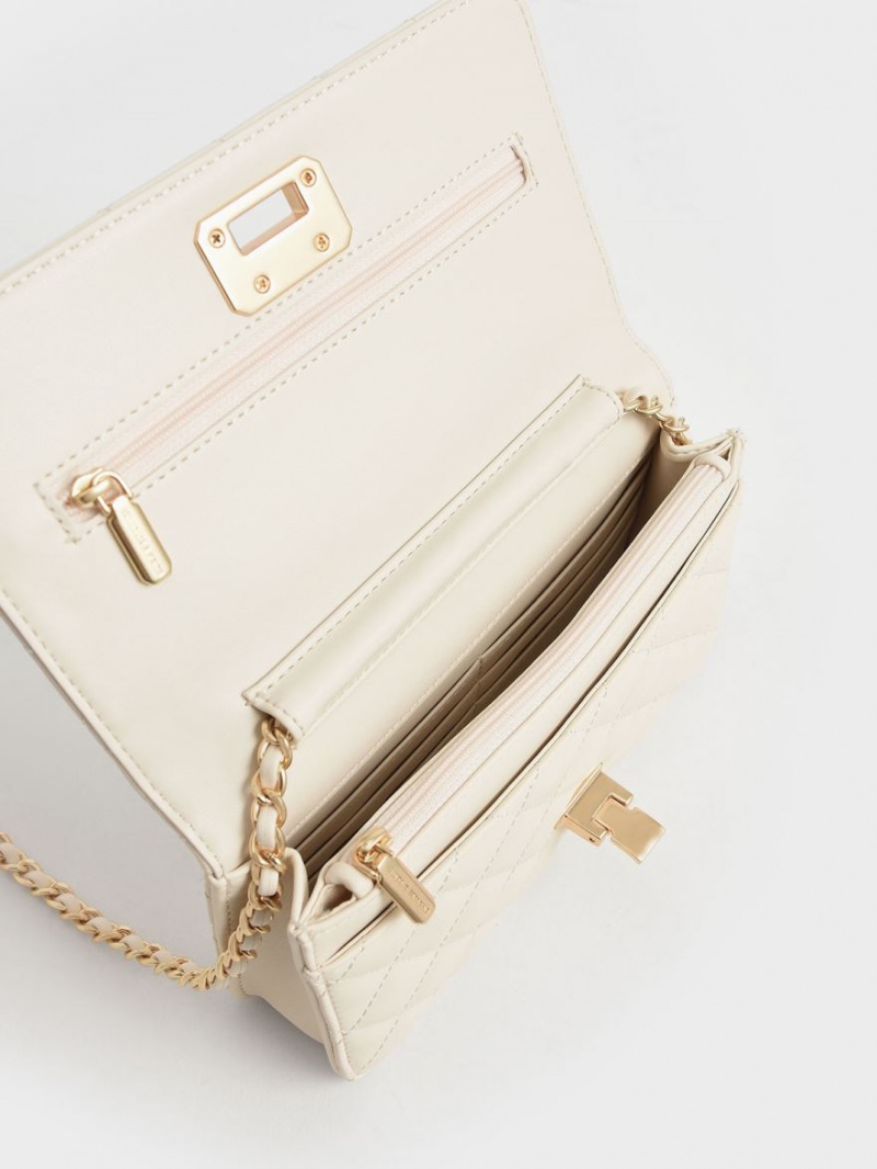 τσάντα clutch Charles And Keith Καπιτονέ Push-Lock κρέμα | 90128-HOKS