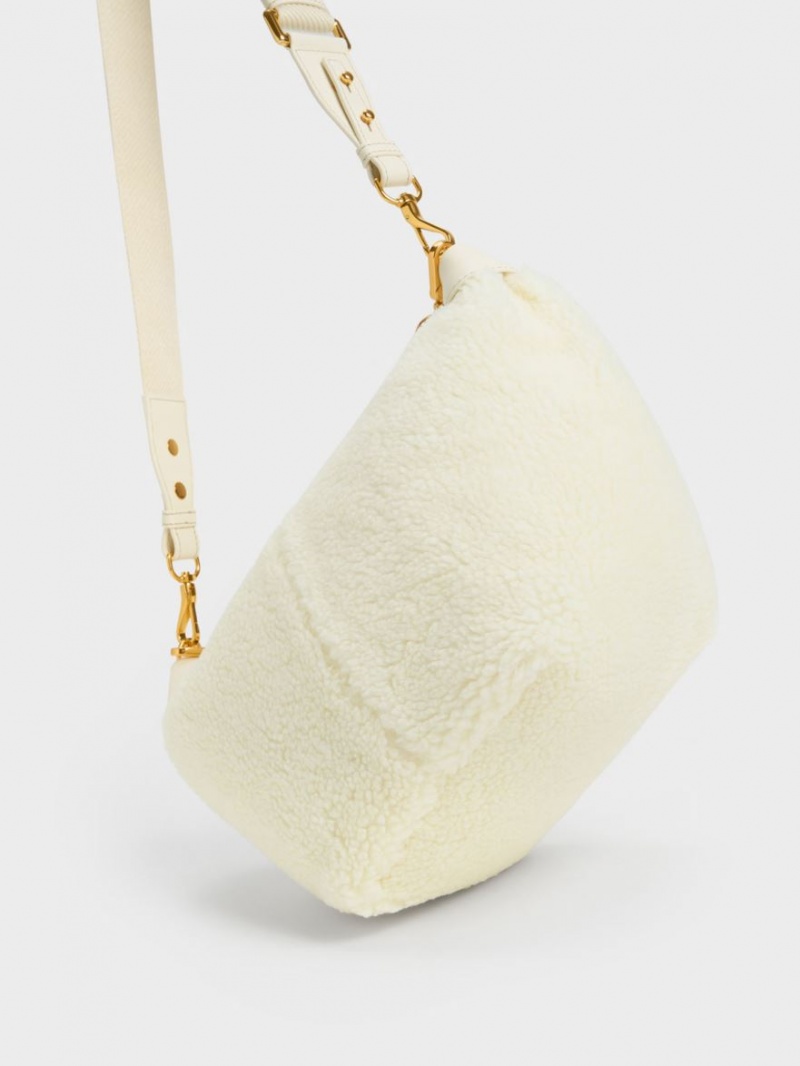 τσάντα hobo Charles And Keith Daki Chain Handle Furry κρέμα | 57301-FOPW