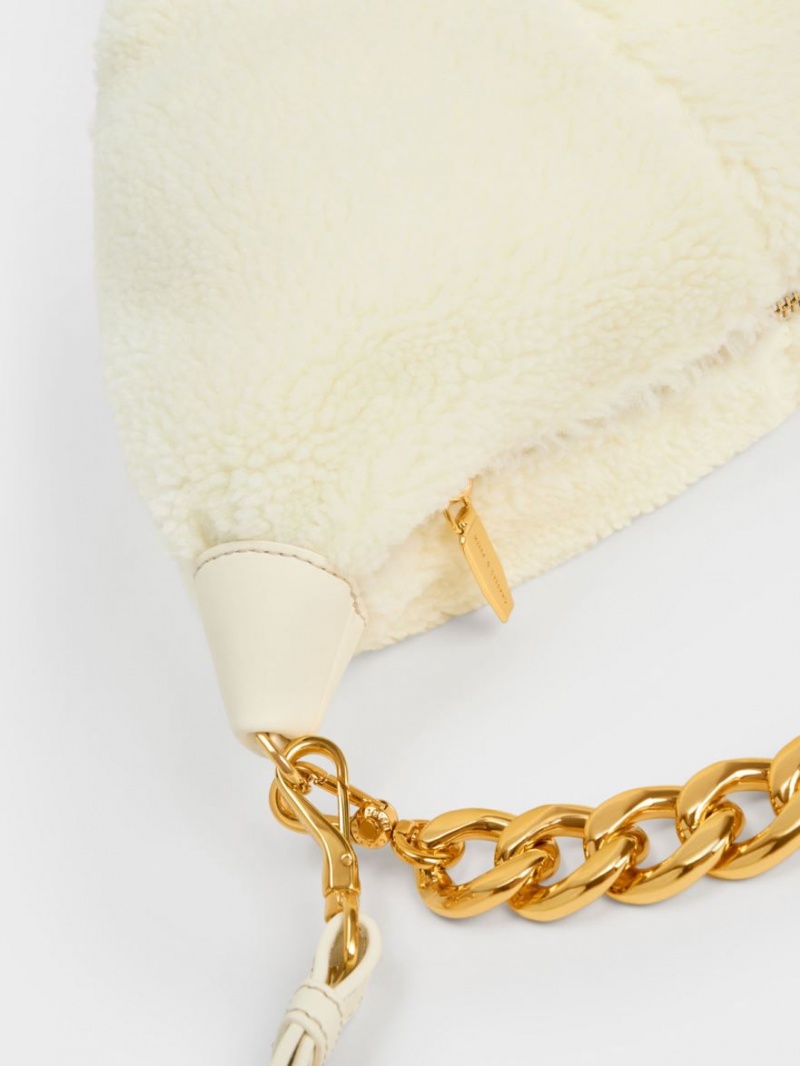 τσάντα hobo Charles And Keith Daki Chain Handle Furry κρέμα | 57301-FOPW